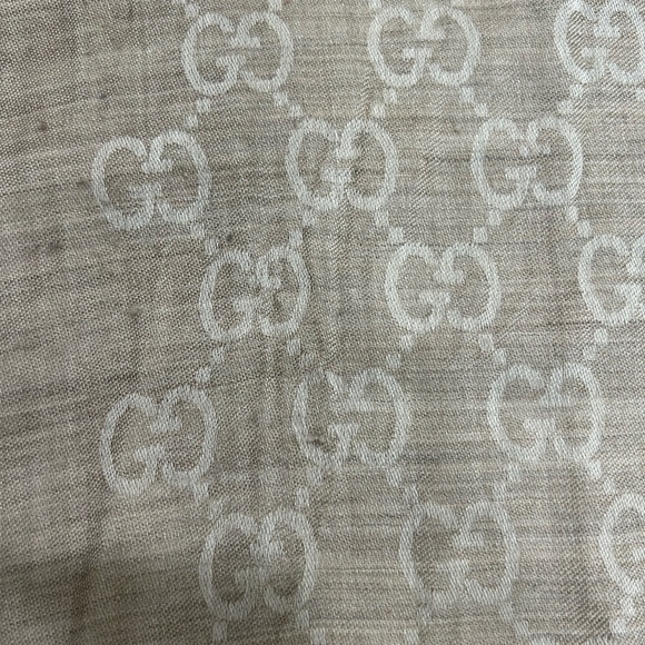 Gucci Beige Monogram Scarf - Picture 4 of 7
